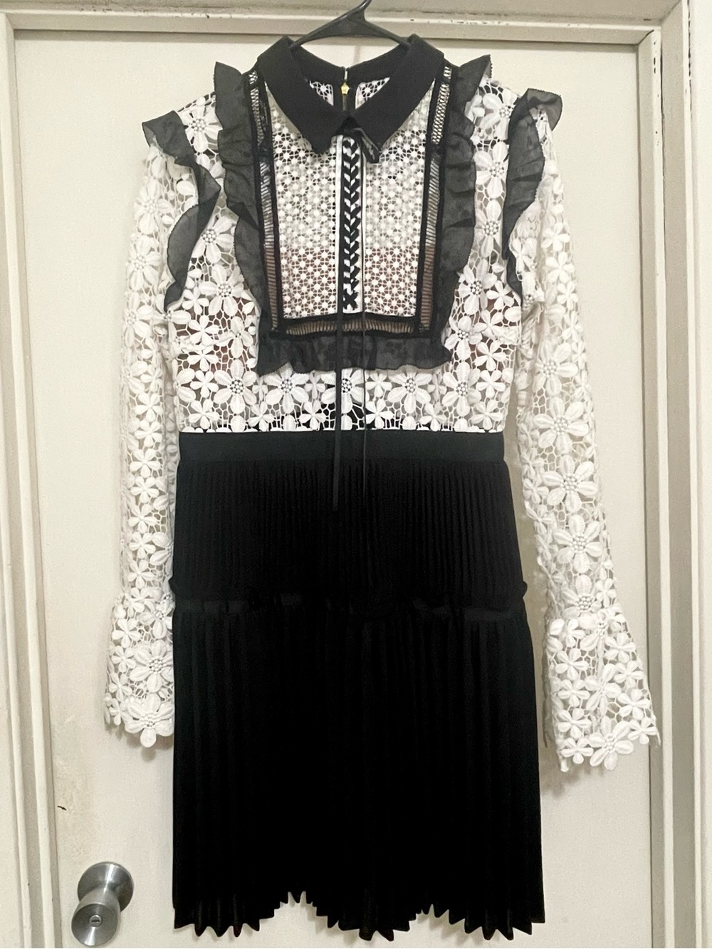 Self-Portrait Black&White Guipure Lace, Organza Trim Pleated Adeline Dress EUC 8